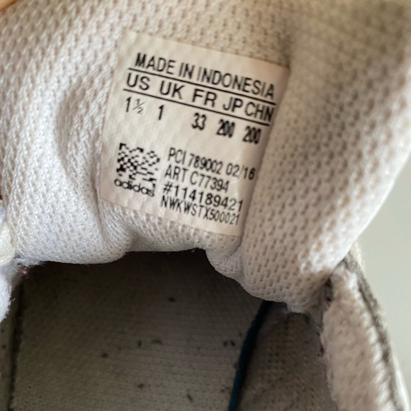 Kids White and Black Superstar Adidas - Picture 2 of 4